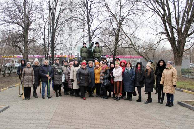 Уборка памятников. Фото: ГБУ ТЦСО "Кузьминки"