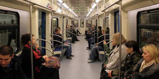 Москвичка задрала юбку и сняла трусы, чтобы ей уступили место в метро