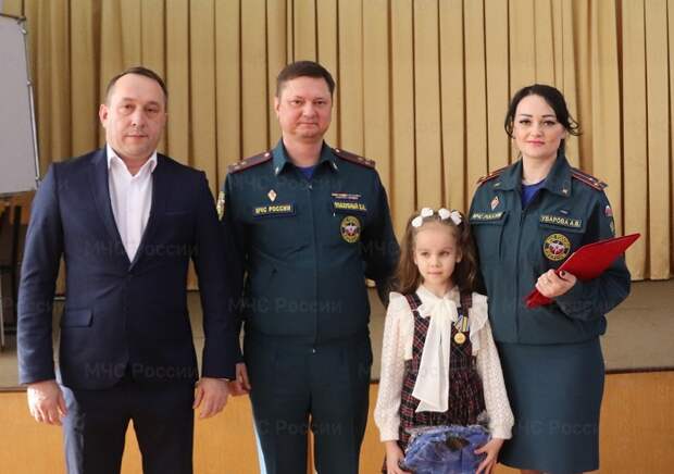 Второклассница из Краснодара спасла тонущего ребенка: награждена медалью МЧС