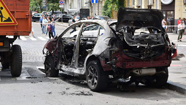 Взорванный автомобиль на перекрестке улиц Богдана Хмельницкого и Ивана Франко, в котором погиб журналист Павел Шеремет. Архивное фото