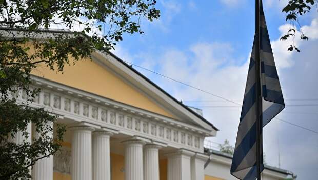 Флаг на территории посольства Греции в Москве. Архивное фото