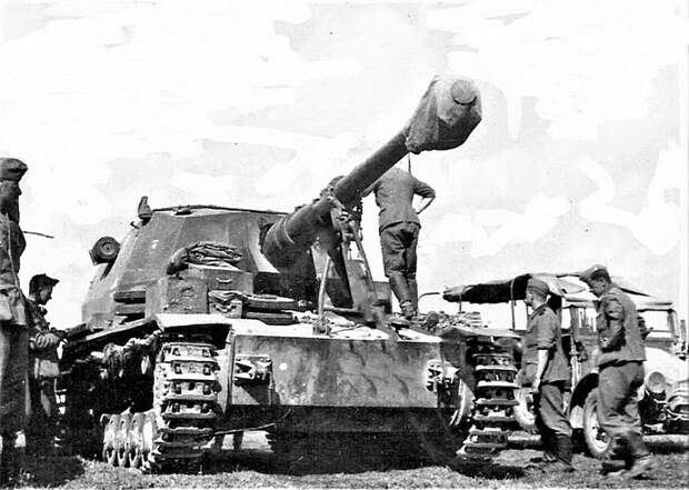 Личный состав 521-го батальона истребителей танков вермахта у 105 мм САУ Pz.Sfl.IVa «Толстый Макс» Великая Отечественная Война, СССР, военная техника, германия