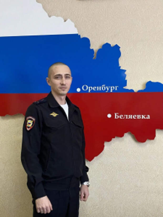 В Оренбургской области полицейский помог водителю, попавшему в снежную ловушку