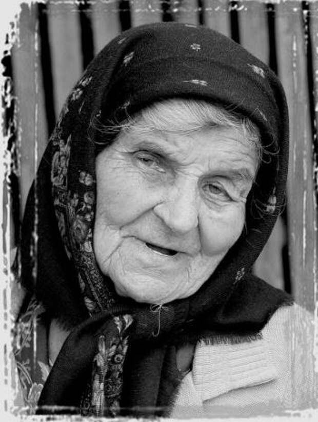Мохнатка бабушки. Пожилая женщина в платочке. Старая женщина в платке. Пожилая женщина в платке. Бабуся в платке.