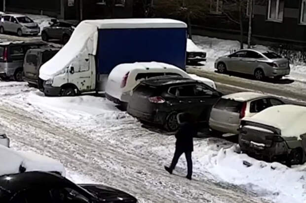 Террорист попал на видео, закладывая бомбу под машину военного в Петербурге