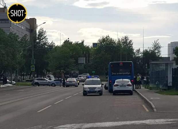 Неизвестный открыл стрельбу из окна многоэтажки в Москве, ранены двое