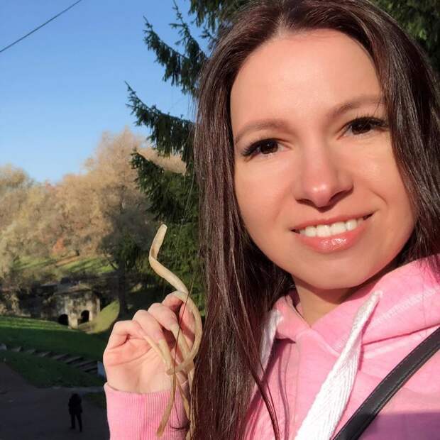 Елена Шиленкова — россиянка, за 4 года отрастившая 12-сантиметровые ногти Елена Шиленкова, в мире, забавно, люди, ногти, рекорд, спор, хобби