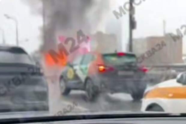 В Москве на видео сняли Renault Sandero, воспламенившийся на дороге