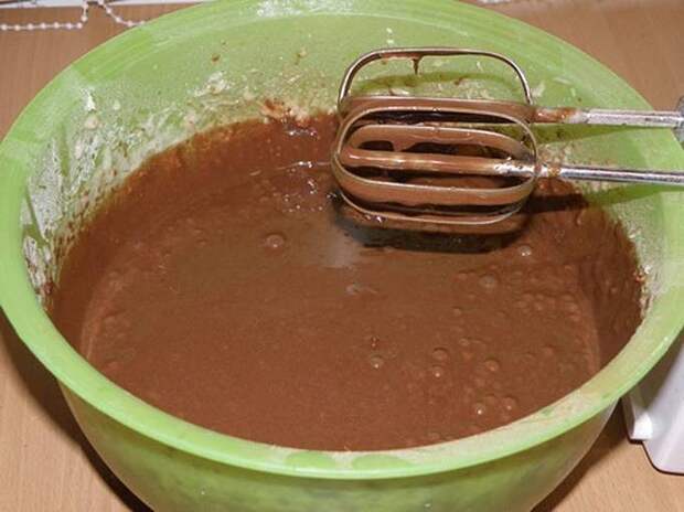 отмерить стакан кипятка и осторожно ввести в тесто. пошаговое фото этапа приготовления торта Шоколад на кипятке