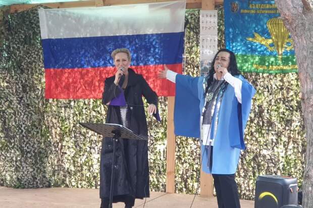 Артисты и губернатор поздравили уссурийских десантников с Новым годом