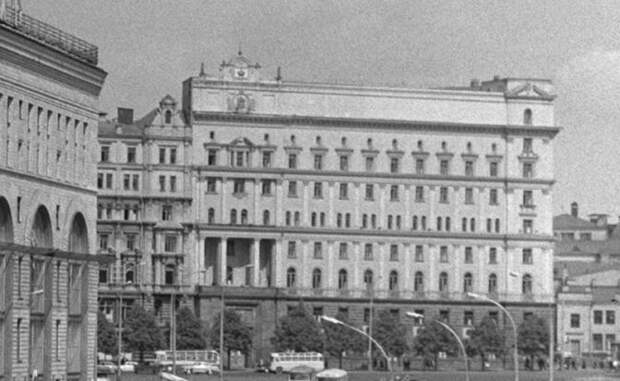 Допрос на Лубянке: «Скажи, подполковник, как агент ЦРУ у тебя, офицера ГРУ, в квартире оказался»