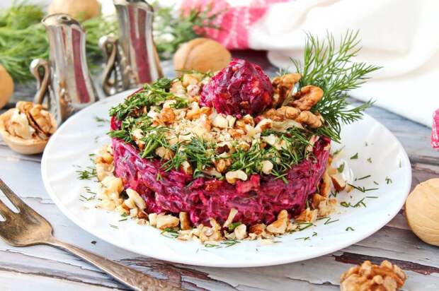 Салат с грецкими орехами и свеклой