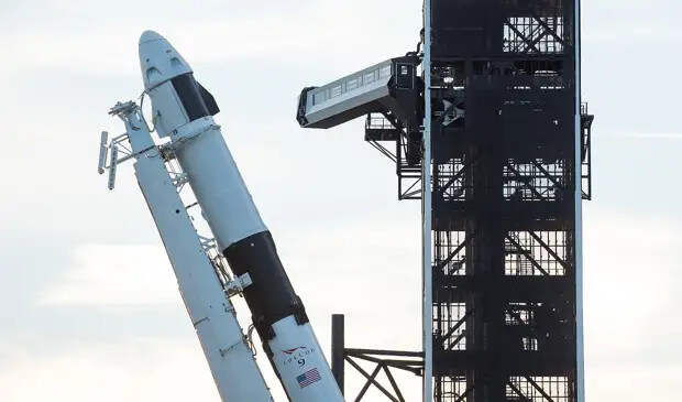 SpaceX Demo-1 Rollout (NHQ201902280012).jpg