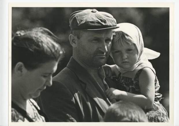 Мужчина с девочкой на руках Виктор Ахломов, 1960-е, МАММ/МДФ.