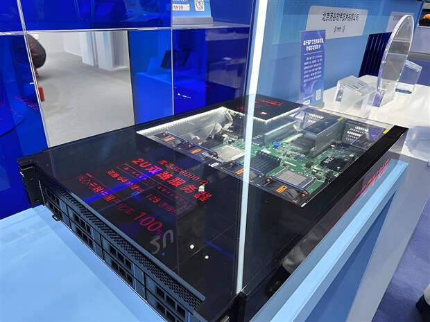 Китайские процессоры, китайская память, китайское всё. Loongson представила первый на 100% китайский сервер