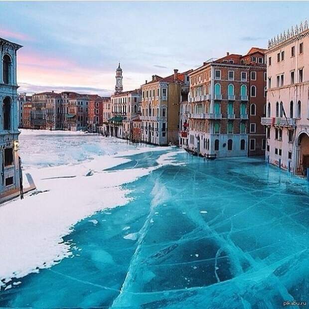 Замерзший канал Венеции