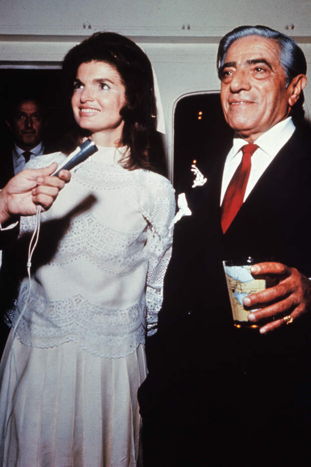 Жаклин Кеннеди в белом свадебном платье рядом с вторым мужем Аристотелем Онассисом