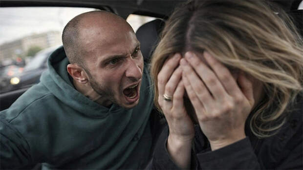 "Мне без разницы, умер он или нет": Таксист-хам получил уголовку за вымогательство у жены бойца СВО