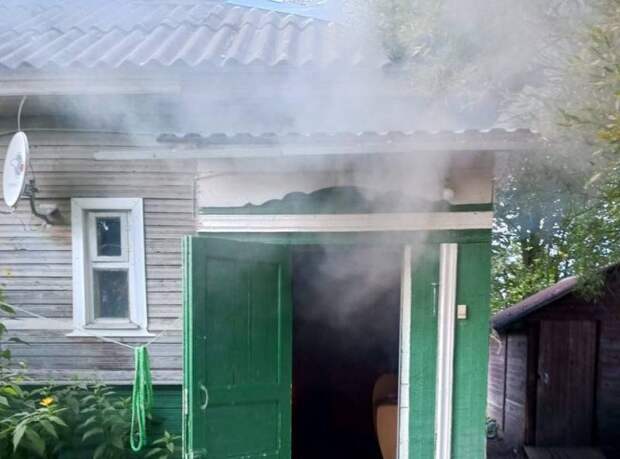 В Малой Вишере загорелся деревянный жилой дом, когда людей в нём не было