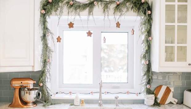 Приклеивать на окна снежинки, вешать гирлянды и бумажные звезды вы и так умеете, поэтому будем создавать новогоднюю атмосферу с помощью одной вещи, о которой вы и подумать не могли.-5