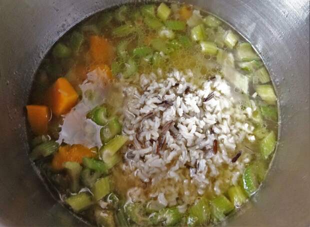 Овощной суп с бурым рисом очень полезный и быстрый в приготовлении