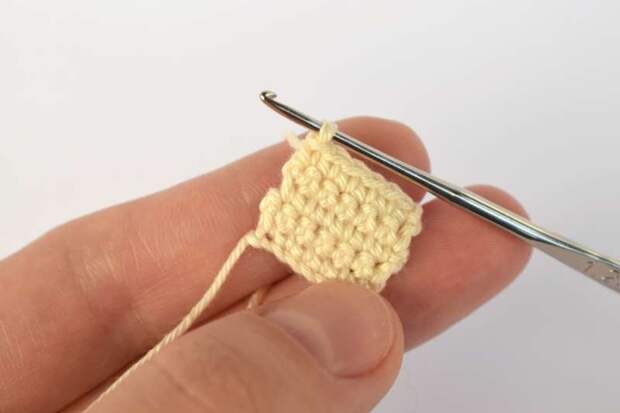 Зайчик амигуруми крючком