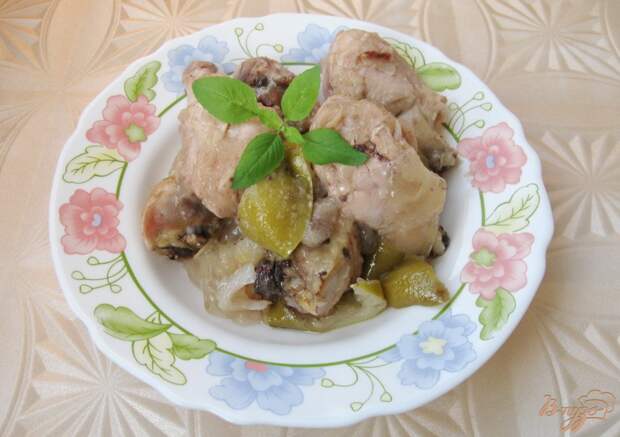 Фото приготовление рецепта: Курица в банке с яблоками и желе шаг №5