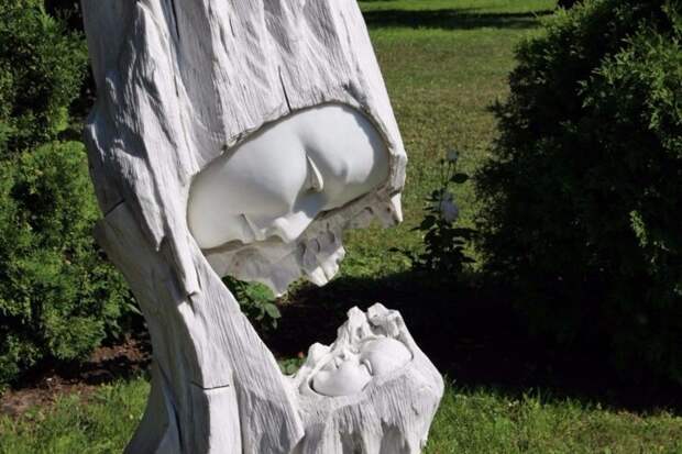 Скульптура из дерева «Мать и дитя». Ярославль, Россия искусство, мама, памятник