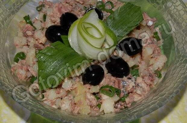 рецепт Постный салат из рыбных консервов с зеленым луком