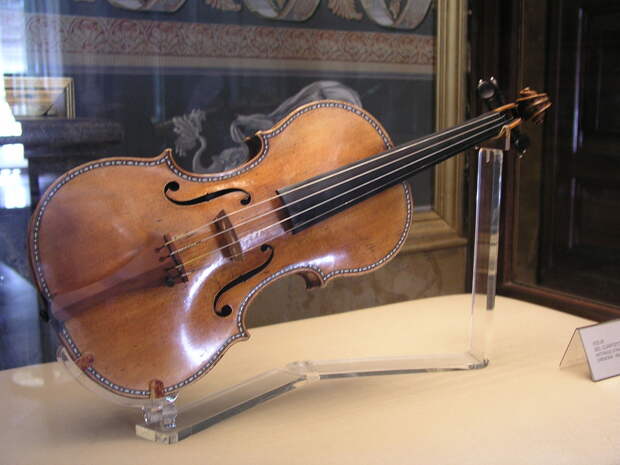 https://upload.wikimedia.org/wikipedia/commons/thumb/6/6b/PalacioReal_Stradivarius1.jpg/1200px-PalacioReal_Stradivarius1.jpg