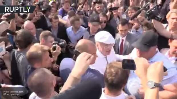 Жириновский открестился от драки на акции протеста на Пушкинской площади в Москве