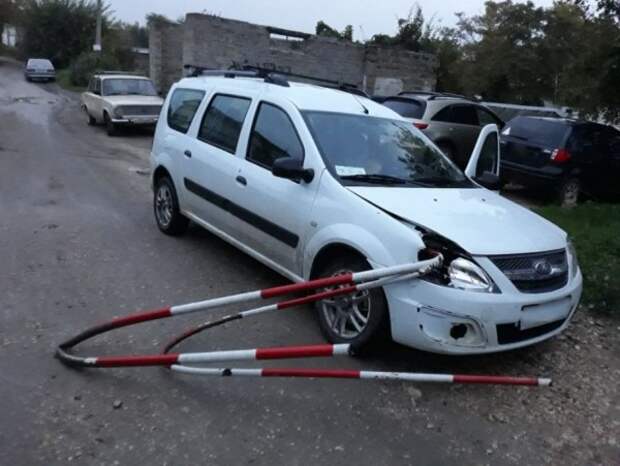 В Севастополе автоледи разъезжала на Ладе со шлагбаумом в фаре (ФОТО, ВИДЕО)