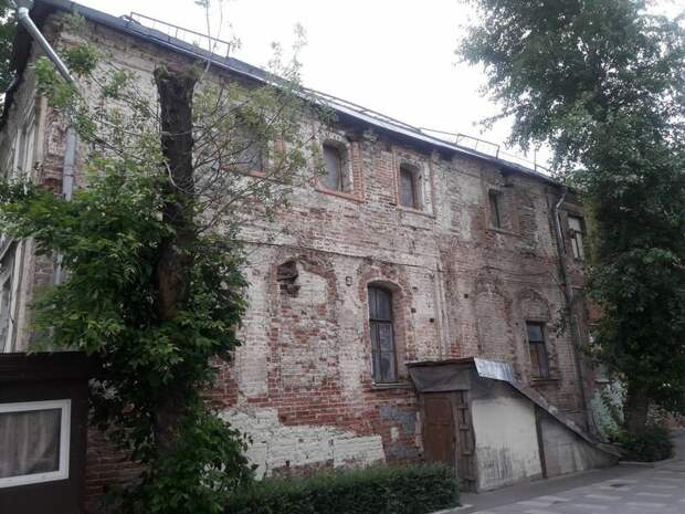 Усадьба Гаденов, главный дом (Кривоколенный №10с1), вид со двора. Фотография автора