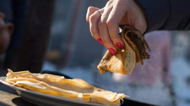 Диетолог Золотова: допустимо съедать два — четыре блина в день