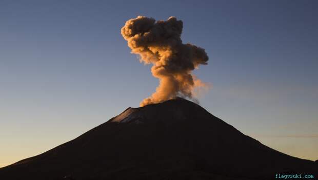 Самый активный вулкан Мексики Попокатепель продолжает извергать пепел и дым.