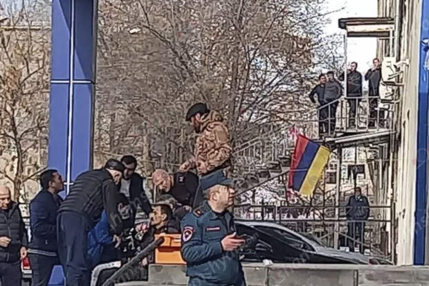 Участники акции в Ереване покинули территорию резиденции премьера Пашиняна