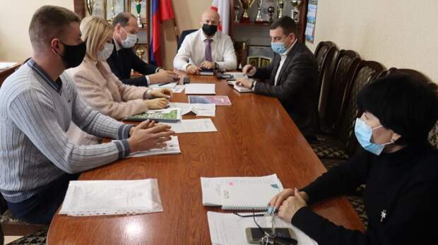 Владимир Сабивчак провёл совещание с главами администрации Уютненского и Молочненского сельских поселений Еленой Осадчей и Валерием Песенко