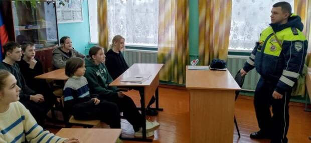 В Островском районе автоинспекторы проводят уроки для школьников