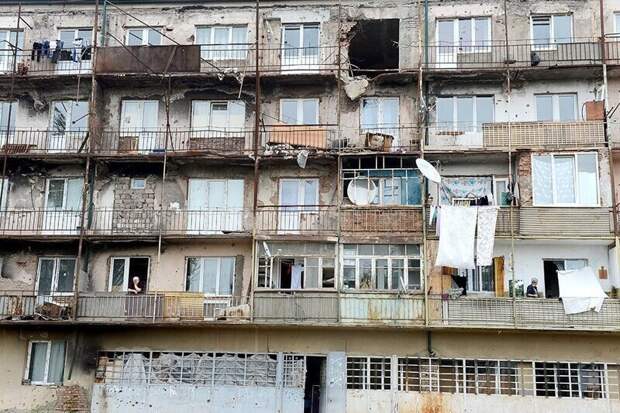 Часто целые семьи оказываются в безвыходном положении: уехать люди не могут, потому что некуда, продать жилье - тоже