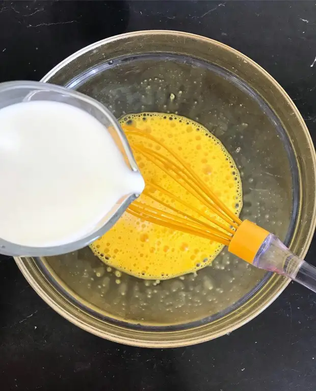 Очень аппетитные шоколадные блины можно приготовить из минимального количества продуктов