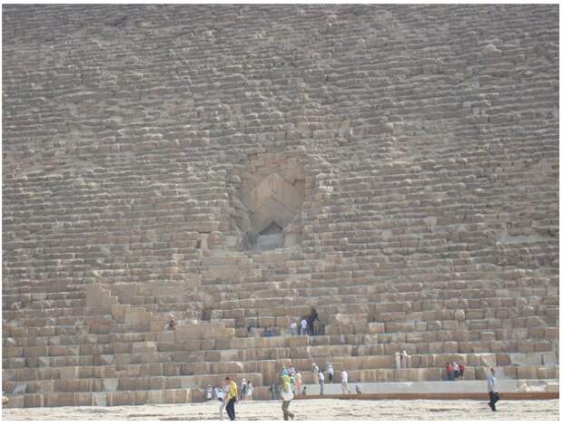 заглубленный вход во вторую закрытую пирамиду
