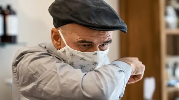 Пульмонолог Пальман рассказал об особенностях кашля при «омикроне»