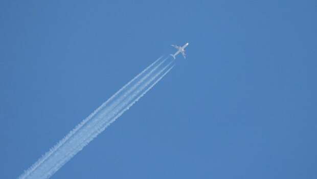 Самолет в небе. Архивное фото