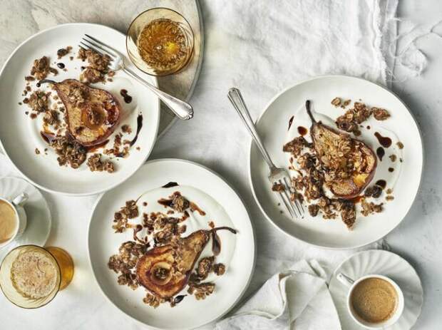 Фаршированные груши с сухофруктами и рисом. \ Фото: health.com.