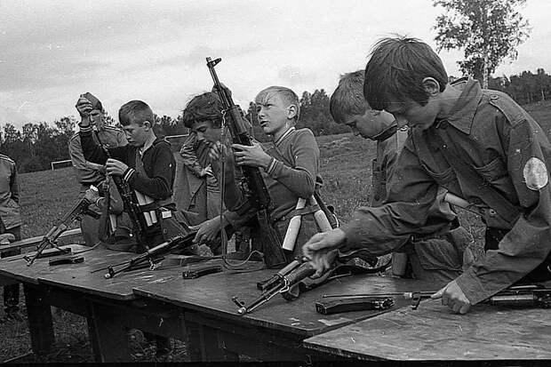 Наши бабушки и прадедушки, которые ещё живы, помнят, что в 1943 году Иосиф Сталин решил разделить школы на женские и мужские, как это было в царской России, но вскоре обучение снова стало смешанным.-5