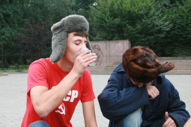 «Занюхать рукавом»: чем закусывают водку разные народы России
