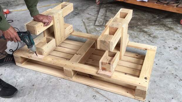 The Wooden Pallet Idea is Easy and Beautiful - Park Chairs made from Pallets