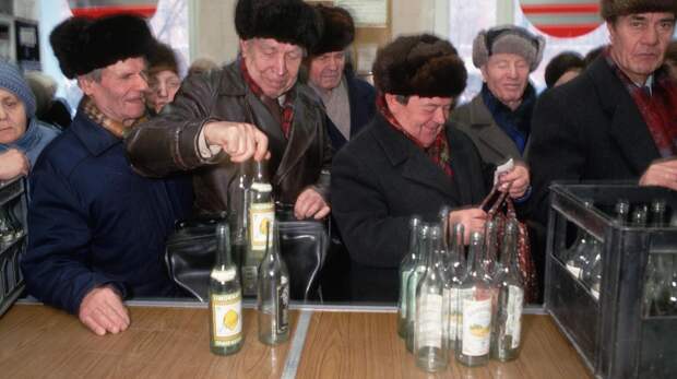 Почему в СССР люди между собой расплачивались водкой