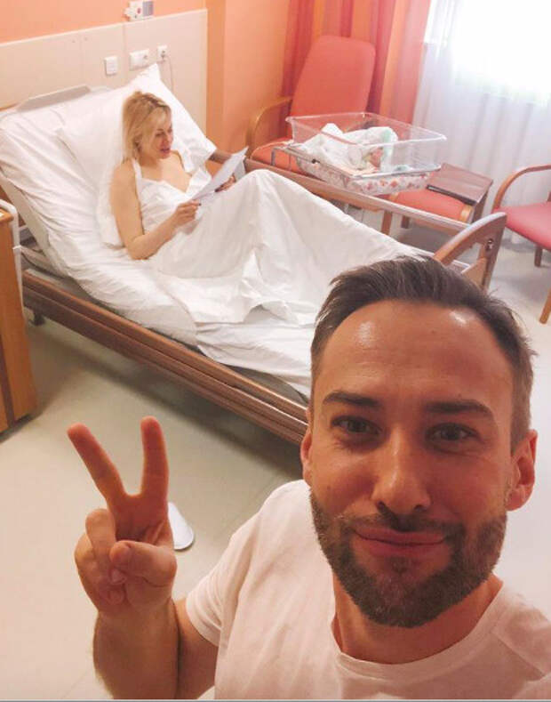 Дмитрий Шепелев показал возлюбленную после родов