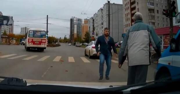 Никто даже не разнял! Конфликт на дороге закончился избиением пенсионера